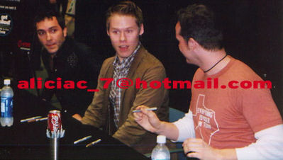 Dvd-signing-at-borders-dallas-by-aliciac_7-feb-29th-2004-004.jpg