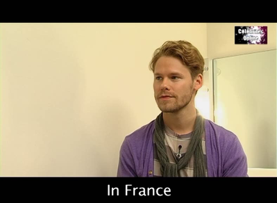 Celebrites-online-interview-qaf-convention-oct-31st-2010-00380.png