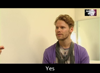 Celebrites-online-interview-qaf-convention-oct-31st-2010-00399.png