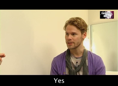 Celebrites-online-interview-qaf-convention-oct-31st-2010-00400.png