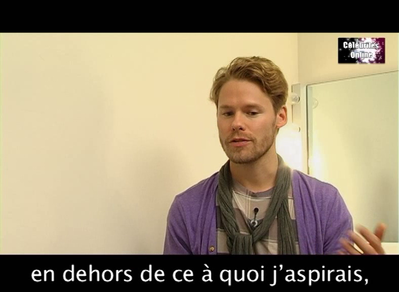 Celebrites-online-interview-qaf-convention-oct-31st-2010-00468.png