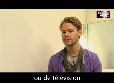 Celebrites-online-interview-qaf-convention-oct-31st-2010-00545.png