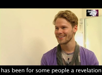 Celebrites-online-interview-qaf-convention-oct-31st-2010-00577.png