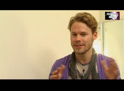 Celebrites-online-interview-qaf-convention-oct-31st-2010-00595.png