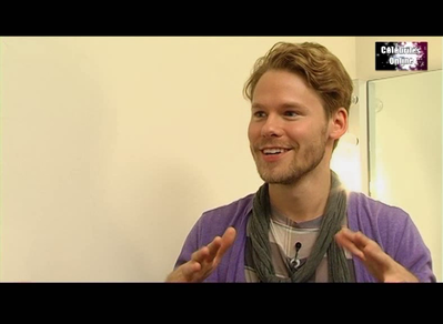 Celebrites-online-interview-qaf-convention-oct-31st-2010-00597.png