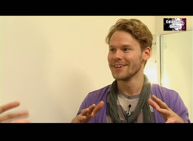 Celebrites-online-interview-qaf-convention-oct-31st-2010-00598.png