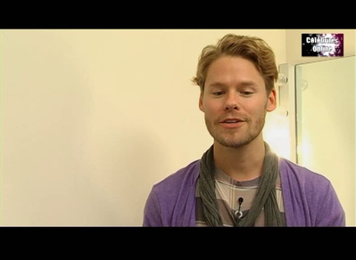 Celebrites-online-interview-qaf-convention-oct-31st-2010-00614.png