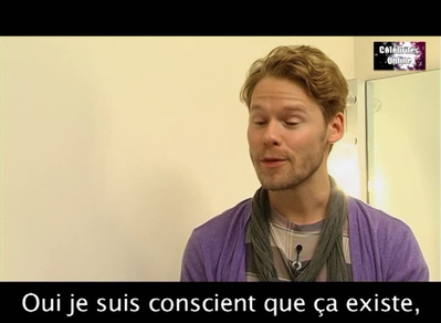 Celebrites-online-interview-qaf-convention-oct-31st-2010-00620.png