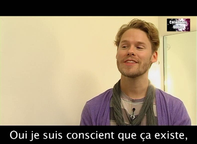 Celebrites-online-interview-qaf-convention-oct-31st-2010-00622.png