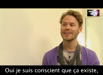 Celebrites-online-interview-qaf-convention-oct-31st-2010-00623.png