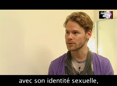 Celebrites-online-interview-qaf-convention-oct-31st-2010-00732.png