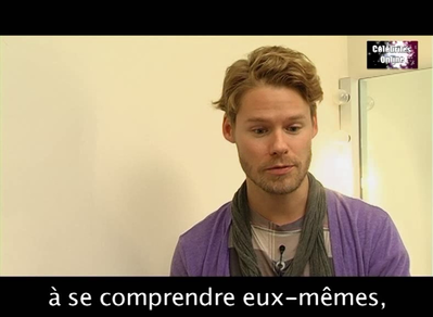 Celebrites-online-interview-qaf-convention-oct-31st-2010-00758.png