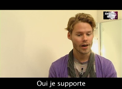 Celebrites-online-interview-qaf-convention-oct-31st-2010-00987.png