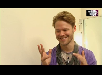 Celebrites-online-interview-qaf-convention-oct-31st-2010-01120.png