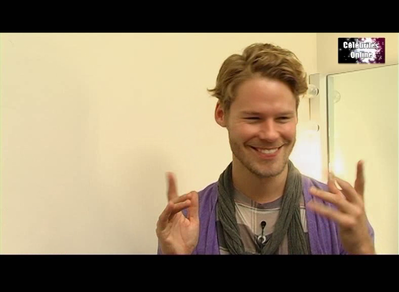 Celebrites-online-interview-qaf-convention-oct-31st-2010-01121.png