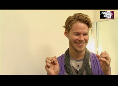 Celebrites-online-interview-qaf-convention-oct-31st-2010-01122.png