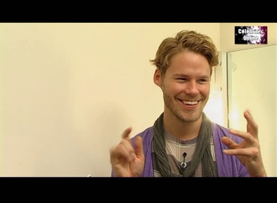 Celebrites-online-interview-qaf-convention-oct-31st-2010-01123.png