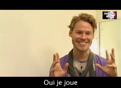 Celebrites-online-interview-qaf-convention-oct-31st-2010-01125.png