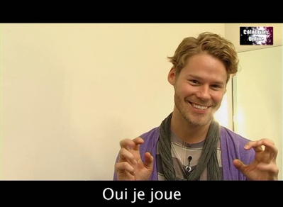 Celebrites-online-interview-qaf-convention-oct-31st-2010-01127.png