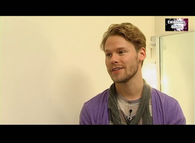 Celebrites-online-interview-qaf-convention-oct-31st-2010-01244.png