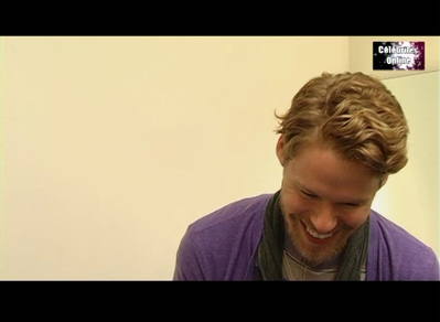 Celebrites-online-interview-qaf-convention-oct-31st-2010-01260.png