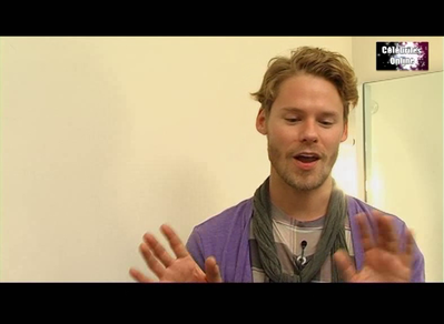 Celebrites-online-interview-qaf-convention-oct-31st-2010-01278.png