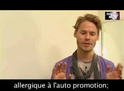 Celebrites-online-interview-qaf-convention-oct-31st-2010-01280.png