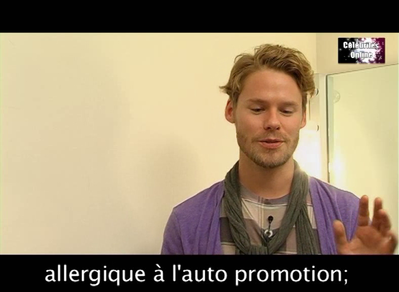 Celebrites-online-interview-qaf-convention-oct-31st-2010-01282.png