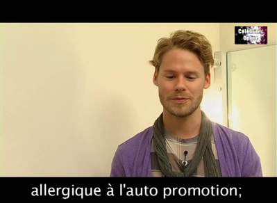 Celebrites-online-interview-qaf-convention-oct-31st-2010-01283.png