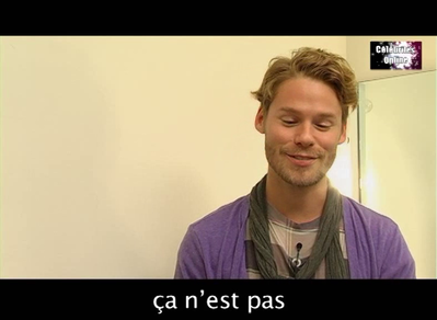 Celebrites-online-interview-qaf-convention-oct-31st-2010-01292.png